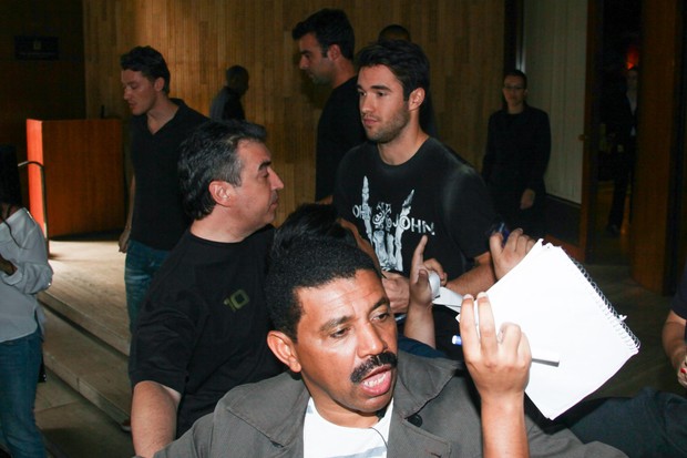 Joshua Bowman é cercado por centenas de fãs ao deixar o Hotel  (Foto: Manuela Scarpa/Photo Rio News)