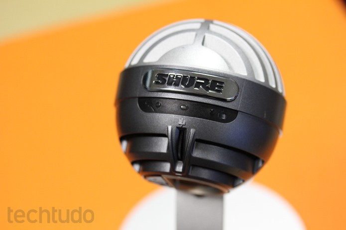 Shure MOTIV MV5 no pedestal original do microfone; ideal para gravar voz, violão e outros acústicos (Foto: Melissa Cruz / TechTudo) Shure MOTIV MV5 no pedestal original do microfone; ideal para gravar voz, violão e outros acústicos (Foto: Melissa Cruz / TechTudo)