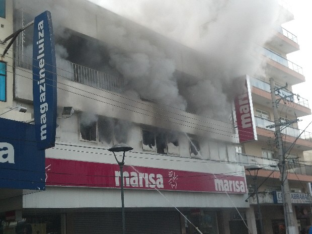 Incêndio atinge loja no centro de Taubaté (SP) (Foto: Francisco Querido) Incêndio atinge loja no centro de Taubaté (SP) (Foto: Francisco Querido)