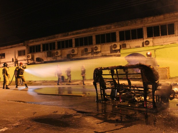 Vândalos destruíram bancas que ficavam nas calçadas (Foto: Romulo de Sousa/G1 AM)