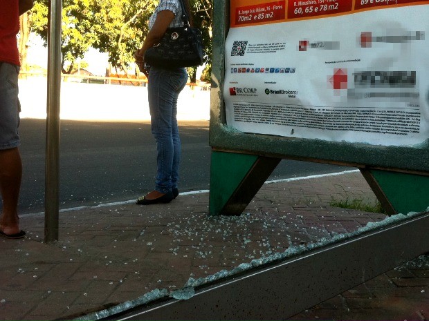 Parada de ônibus foi depredada na Avenida Brasil, nas proximidades da Prefeitura de Manaus (Foto: Girlene Medeiros/G1 AM)