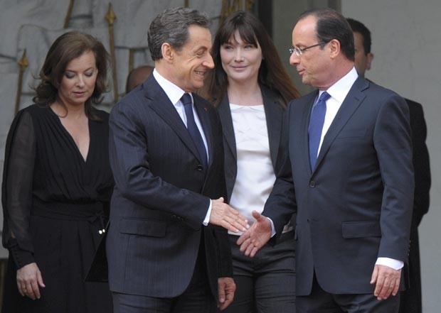Nicolas Sarkozy e François Hollande, no Palácio do Eliseu, em Paris. Esse foi o último gesto de Sarkozy no poder. (Foto: Reuters)