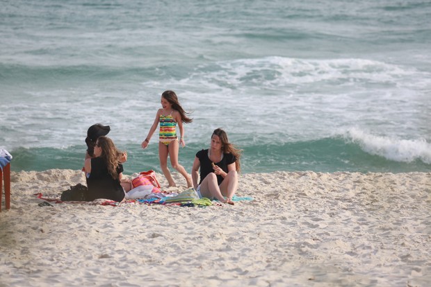 Vanessa Lóes curte praia com os filhos (Foto: Dilson Silva / AgNews)