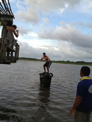 Lyoto Machida finge surfar um búfalo em sua fazenda no Pará (Foto: Reprodução / Twitter)
