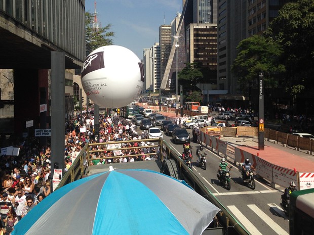 Manifestação bloqueia uma faixa da Avenida Paulista, no sentido Consolação (Foto: Roney Domingos/G1)