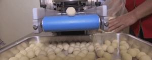 Máquina de fazer salgados prepara quase 1 coxinha por segundo (Reprodução/PEGN)