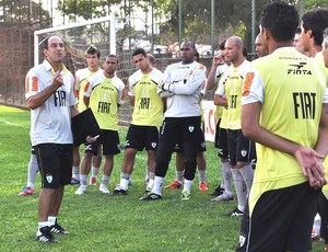 Vinícius Eutrópio conversa com jogadores do América-MG (Foto: Leonardo Simonini / Globoesporte.com)