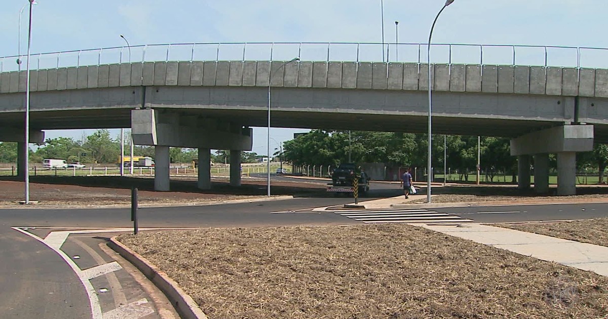 G1 - Viaduto altera sentido de marginais da Via Anhanguera em Ribeirão