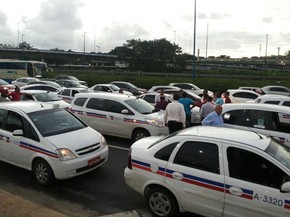 Carreata de taxistas após morte de colega no bairro do Stiep, em Salvador (Foto: Marcelo Goes/TV Bahia)