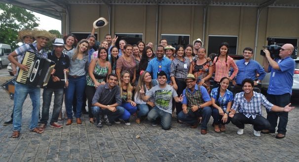 Após dançarem quadrilha, colaboradores posam para foto (Foto: Divulgação / TV Sergipe)