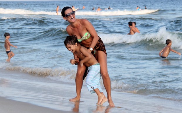 Livia Lemos na praia com o filho (Foto: Gabriel Rangel / Agnews)