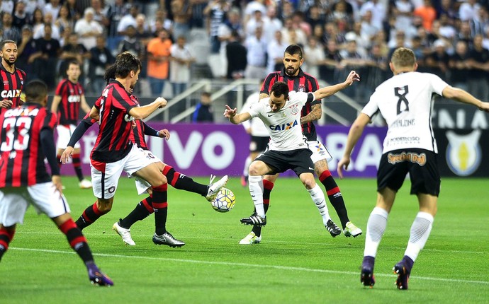 Na briga pela Libertadores, Corinthians e Atlético-PR empatam sem gols