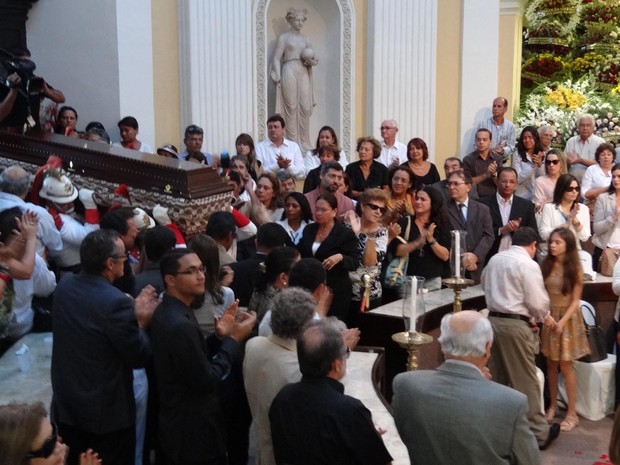 Aplausos na chegada do corpo de Fernando Lyra À Assembleia Legislativa (Foto: Katherine Coutinho/G1)