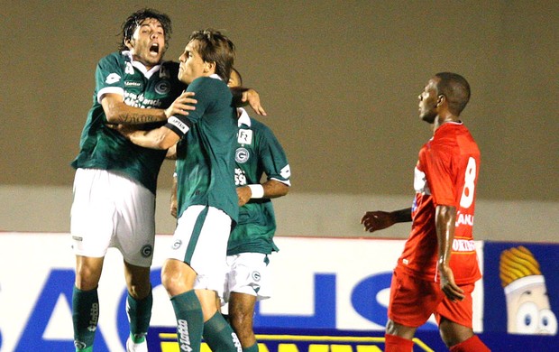 Rafael Tolói comemora gol do Goiás sobre o CRB (Foto: Carlos Costa / Ag. Estado)
