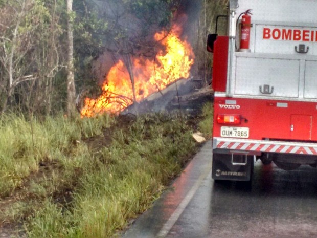 Caminhão que transportava gasolina caiu em ribanceira e pegou fogo na BA-523 (Foto: Divulgação / Polícia Rodoviária Estadual)