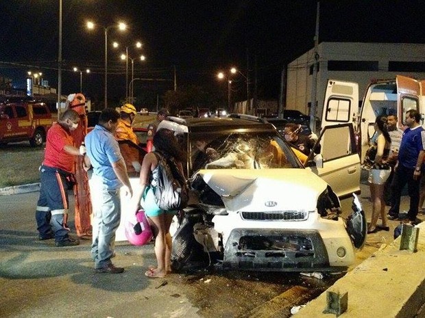 Motorista perde o controle e atinge muro, em São Luís (Foto: Roseanne Oliveira/ TV Mirante)