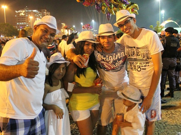 Amigos também se reuniram para acompanhar a festa em Manaus (Foto: Marcos Dantas/G1 AM)
