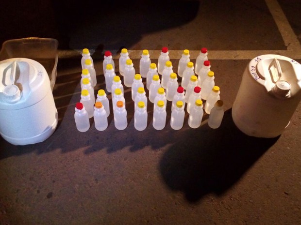 Galões e garrafas de lança-perfume apreendidos pela PM em ação em Ceilândia (Foto: Polícia Militar/Divulgação)