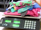 Casal abre 'self-service' de roupas de criança 