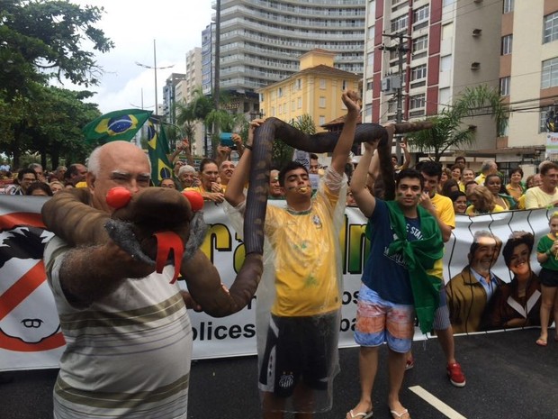 Grupo protesta pela Avenida da Praia de Santos (Foto: Luiz Linna / G1)