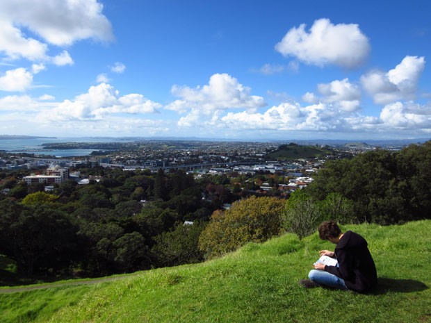 Os neozelandeses usam o vulcão com um parque, indo ao local para ler, fazer piqueniques ou se exercitar (Foto: Juliana Cardilli/G1)