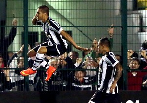 Clayton Figueirense gol Botafogo (Foto: Agência Getty Images)