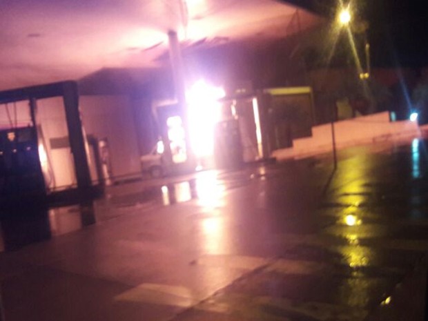 Corpo do vigia foi encontrado carbonizado pr&oacute;ximo das bombas de combust&iacute;veis (Foto: Reprodu&ccedil;&atilde;o / TV TEM)