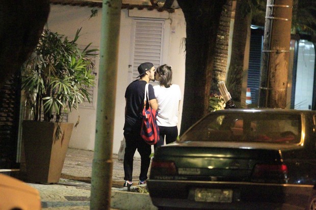 Caio Castro e Maria Casadevall se beijam pelas ruas do Rio (Foto: Delson Silva / AgNews)
