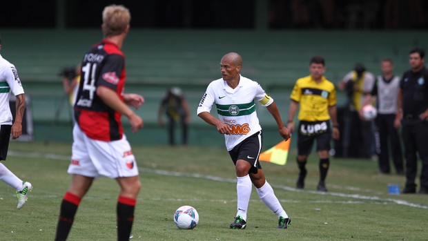 Alex Coritiba x Cólon (Foto: Geraldo Bubniak / Ag. Estado)