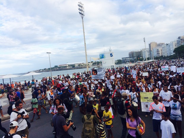 Grupo saiu em passeata às 16h deste domingo contra morte de DG (Foto: Daniel Silveira/ G1)
