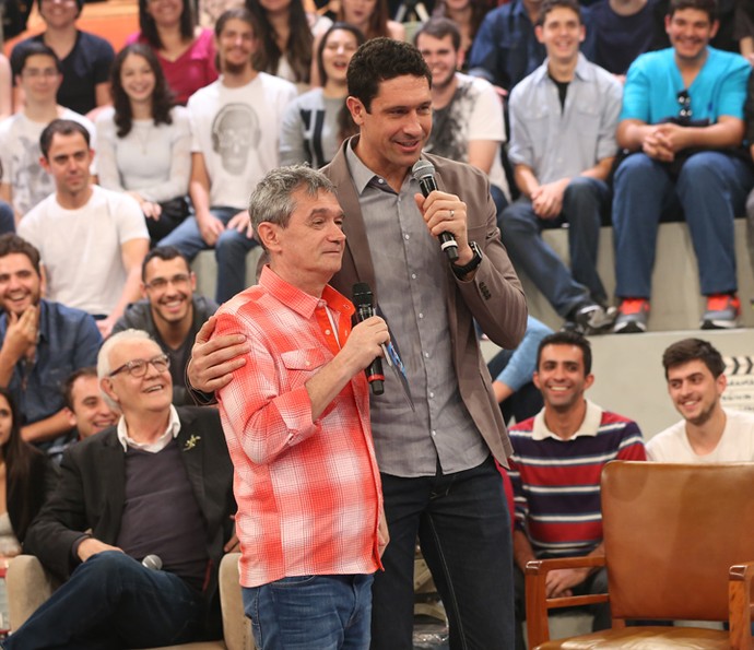 Gustavo Borges compara a sua altura a de Serginho Groisman (Foto: Carol Caminha/Gshow)