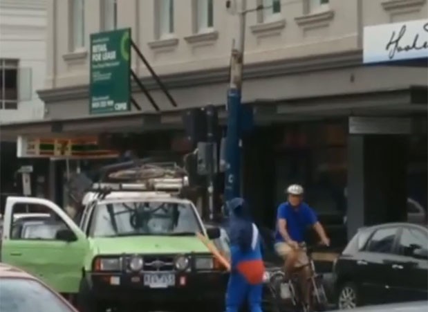 Homem foi visto descendo da picape e quebrando o para-brisa do veículo (Foto: Reprodução/YouTube/TV24)