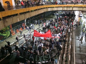 Marcha que teve início no vão do Masp, na Avenida Paulista, caminha em direção à Avenida Rebouça, em São Paulo em protesto contra a realização da Copa do Mundo 2014 no Brasil (Foto: Daniel Teixeira/Estadão Conteúdo) Marcha que teve início no vão do Masp, na Avenida Paulista, caminha em direção à Avenida Rebouça, em São Paulo em protesto contra a realização da Copa do Mundo 2014 no Brasil (Foto: Daniel Teixeira/Estadão Conteúdo)
