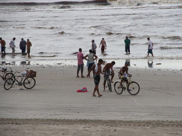 Moradores de Itanhaém buscam objetos de valor no Praião (Foto: Divulgação / Prefeitura de Itanhaém)