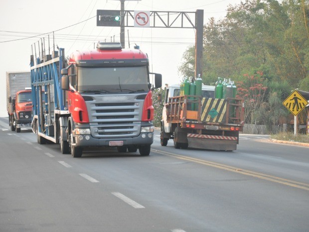 Caminhões macroanel rodoviário Campo Grande MS (Foto: Fernando da Mata/G1 MS)