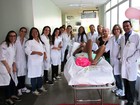 Após oito meses, jovem recebe alta de hospital para tratamento em casa