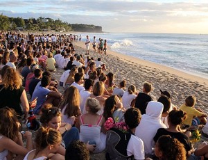 Tributo à morte de surfista de 13 anos leva milhares de pessoas à praia do acidente, na Ilha da Reunião (Foto: AFP)