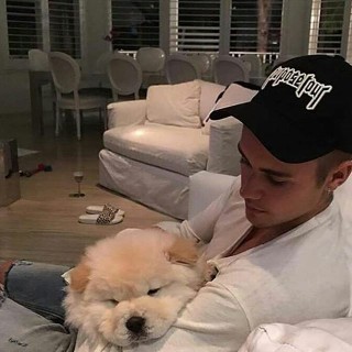 Justin Bieber posa com cachorrinho (Foto: Reprodução/Instagram)