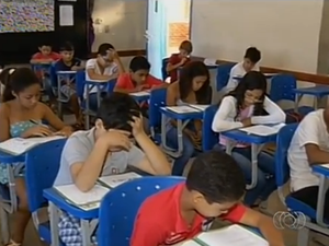 Alunos durante as provas do Colégio da Polícia Militar de Palmas (Foto: Reprodução/TV Anhanguera)