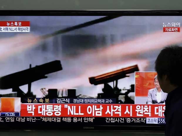 Noticiário na TV sul-coreana informa sobre manobras militares da Coreia do Norte. (Foto: Lee Jin-man / AP Photo) Noticiário na TV sul-coreana informa sobre manobras militares da Coreia do Norte. (Foto: Lee Jin-man / AP Photo)