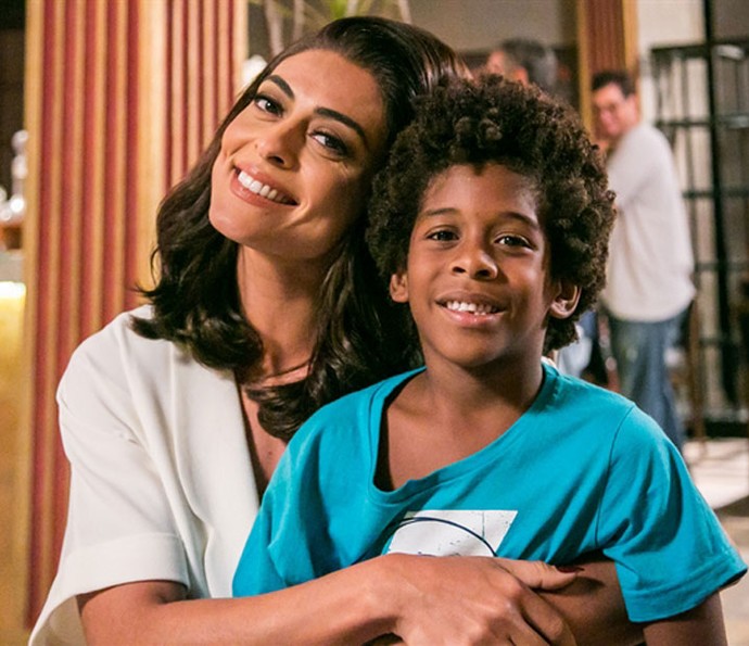 A personagem de Juliana Paes tenta adotar o pequeno Gabriel na novela Totalmente Demais (Foto: Raphael Dias/Gshow)