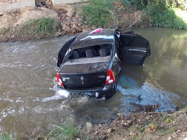 G1 Homem morre após perder controle de veículo e cair de ponte na BR