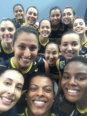 Seleção feminina de vôlei Copa (Foto: Reprodução/Facebook)