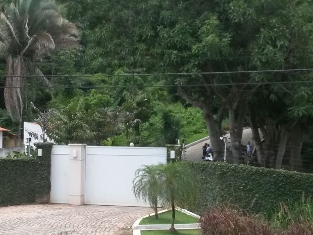 Movimentação intensa de policiais dentro do sítio do secretário de Fazenda (Foto: Dalyne Barbosa)