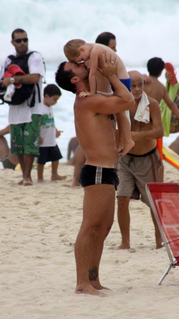 Carlos Bonow se diverte com o filho na praia (Foto: J. Humberto / AgNews)