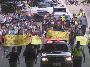 Estudantes fazem protesto em porto Alegre contra juros altos (Foto: Reprodução/RBS TV)