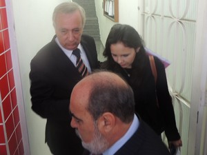 Médica Thauane chega com advogados à câmara de Ferraz. (Foto: Pedro Carlos Leite/G1)