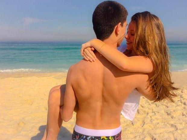Vinicius Bonemer  carregando a namorada  (Foto: Reprodução/Instagram)