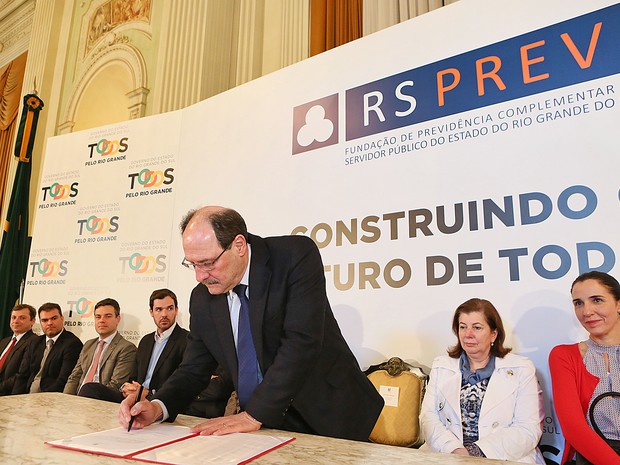Governador do RS José Ivo Sartori assina ato que institui novas regras na previdência dos servidores públicos do estado (Foto: Luiz Chaves/Palácio Piratini)
