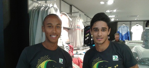 Paulo Victor e Léo, jovens atacantes do Corinthians (Foto: Rodrigo Faber)